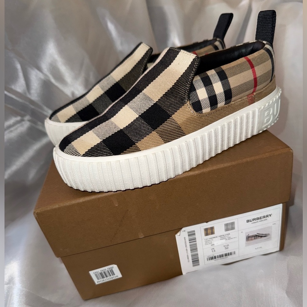 Burberry slip ons - Beige Size 32